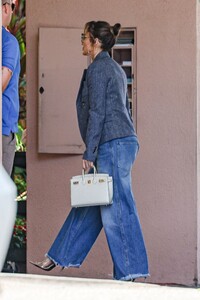 jennifer-lopez-in-a-stylish-bell-bottom-jeans-out-for-lunch-with-her-kids-08-10-2024-0.jpg