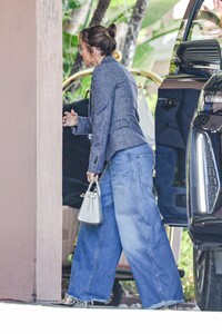 jennifer-lopez-in-a-stylish-bell-bottom-jeans-out-for-lunch-with-her-kids-08-10-2024-3.jpg