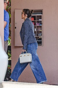 jennifer-lopez-in-a-stylish-bell-bottom-jeans-out-for-lunch-with-her-kids-08-10-2024-6.jpg