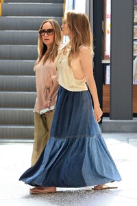 jennifer-lopez-out-at-century-city-mall-in-los-angeles-08-31-2024-0.jpg