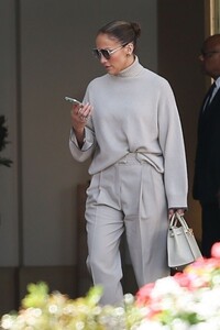 jennifer-lopez-out-for-lunch-at-the-maybourne-hotel-in-beverly-hills-09-18-2024-6.jpg