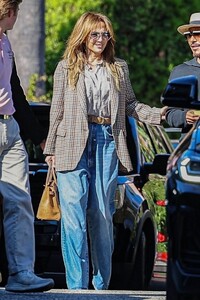 jennifer-lopez-out-for-lunch-with-a-friend-in-beverly-hills-10-22-2024-4.jpg