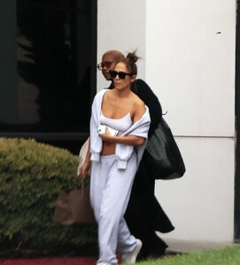 jennifer-lopez-returns-to-los-angeles-09-08-2024-2.jpg