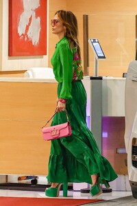 jennifer-lopz-leaves-beverly-hills-hotel-after-lunch-with-her-mother-09-04-2024-0.thumb.jpg.018793949638075de320e1996d8507ce.jpg