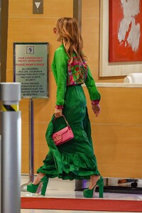 jennifer-lopz-leaves-beverly-hills-hotel-after-lunch-with-her-mother-09-04-2024-1.thumb.jpg.99ff453f26e6a5f83248f706e18e34e7.jpg