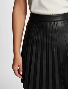 jupe-courte-evasee-simili-cuir-noir-femme-vue4-32536300980800100.jpg