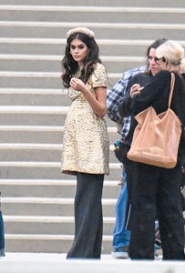 kaia-gerber-and-leslie-bibb-on-the-set-of-palm-royale-10-16-2024-4.jpg