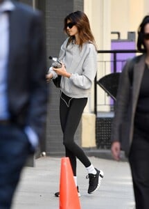 kaia-gerber-captivates-the-streets-of-new-york-city-08-10-2024-3.jpg