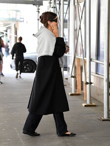 kaia-gerber-out-and-about-in-new-york-10-02-2024-6.jpg