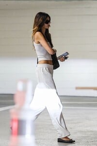 kaia-gerber-running-some-solo-errands-in-los-angeles-10-27-2024-1.jpg