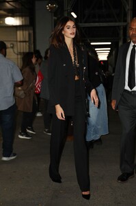 kaia-gerber-stuns-in-lace-crop-top-a-fashion-statement-at-saturday-night-screening-2.jpg