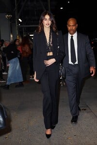kaia-gerber-stuns-in-lace-crop-top-a-fashion-statement-at-saturday-night-screening-4.jpg