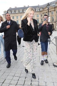 kate-moss-struts-her-stuff-to-a-taxi-in-paris-09-24-2024-7.jpg