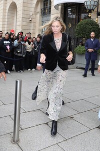 kate-moss-struts-her-stuff-to-a-taxi-in-paris-09-24-2024-8.jpg