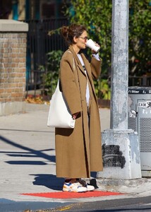 katie-holmes-and-suri-cruise-out-and-about-in-new-york-10-17-2024-2.jpg