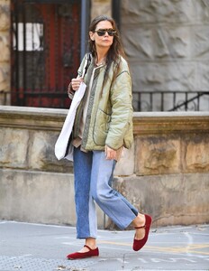 katie-holmes-out-and-about-in-new-york-10-09-2024-4.jpg