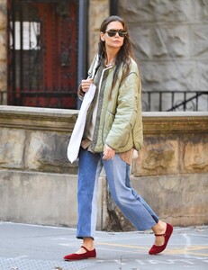 katie-holmes-out-and-about-in-new-york-10-09-2024-5.jpg