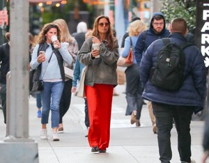 katie-holmes-out-for-a-coffee-in-new-york-10-17-2024-0.jpg
