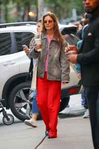 katie-holmes-out-for-a-coffee-in-new-york-10-17-2024-1.thumb.jpg.08f640e046992725ff637ba87a1e689a.jpg
