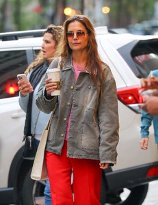 katie-holmes-out-for-a-coffee-in-new-york-10-17-2024-2.thumb.jpg.126cc2d8f99064e3c255d7af6626237d.jpg