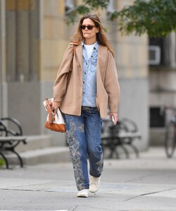 katie-holmes-out-in-new-york-10-13-2024-4.jpg