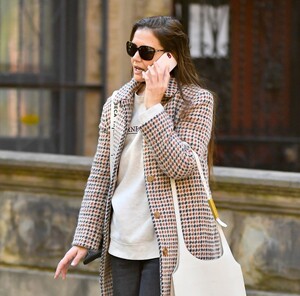 katie-holmes-out-in-new-york-city-10-12-2024-1.jpg