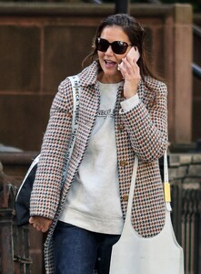 katie-holmes-out-in-new-york-city-10-12-2024-2.jpg