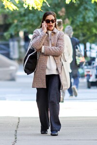 katie-holmes-out-in-new-york-city-10-12-2024-3.jpg