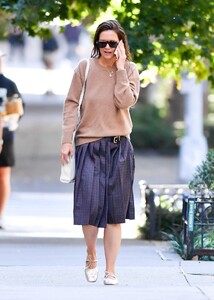 katie-holmes-out-with-wet-hair-in-new-york-10-06-2024-1.jpg