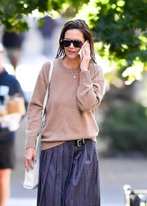 katie-holmes-out-with-wet-hair-in-new-york-10-06-2024-3.jpg
