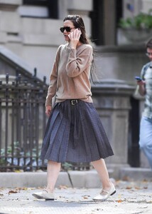 katie-holmes-out-with-wet-hair-in-new-york-10-06-2024-5.jpg