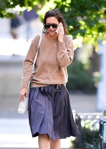 katie-holmes-out-with-wet-hair-in-new-york-10-06-2024-6.jpg