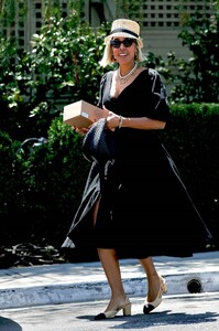 kelly-rowland-out-for-lunch-at-san-vicente-bungalows-in-west-hollywood-05-10-2024-0.thumb.jpg.d6a5a80077bccc719e32cd3e17bc5be9.jpg