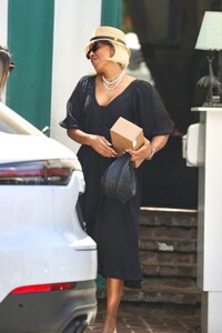kelly-rowland-out-for-lunch-at-san-vicente-bungalows-in-west-hollywood-05-10-2024-1.thumb.jpg.81bf923c83fd76ecc63c789479ea11f5.jpg