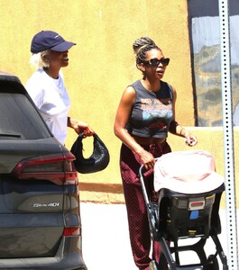 kelly-rowland-out-with-a-friend-in-los-angeles-07-31-2024-1.jpg