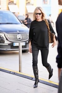 lila-and-kate-moss-make-a-stylish-entrance-to-paris-fashion-week-09-29-2024-1.jpg