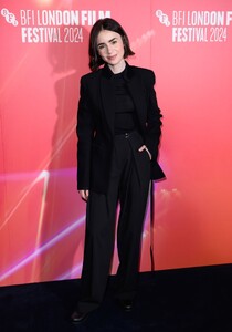 lilycollins_us_003~120.jpg