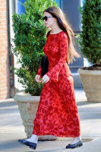 mikey-madison-takes-manhattan-with-effortless-bowery-hotel-glamour-10-15-2024-5.jpg