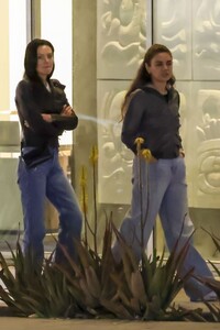 mila-kunis-and-ashton-kutcher-out-for-ddinner-with-friends-at-anajak-thai-in-sherman-oaks-05-30-2024-1.jpg