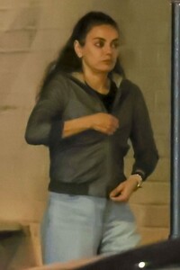 mila-kunis-and-ashton-kutcher-out-for-ddinner-with-friends-at-anajak-thai-in-sherman-oaks-05-30-2024-3.jpg