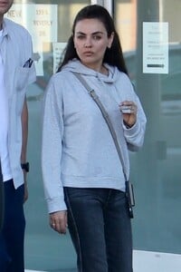mila-kunis-and-ashton-kutcher-out-for-dinner-at-matu-restaurant-in-beverly-hills-08-17-2024-3.jpg