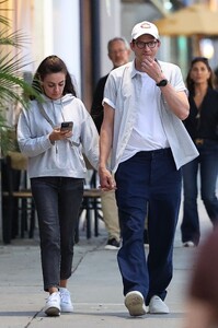 mila-kunis-and-ashton-kutcher-out-for-dinner-at-matu-restaurant-in-beverly-hills-08-17-2024-4.jpg