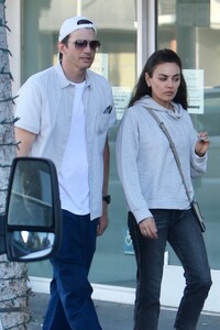 mila-kunis-and-ashton-kutcher-out-for-dinner-at-matu-restaurant-in-beverly-hills-08-17-2024-6.jpg