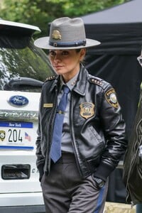 mila-kunis-at-a-police-officer-filming-knives-out-movie-in-epping-06-12-2024-0.jpg