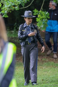 mila-kunis-at-a-police-officer-filming-knives-out-movie-in-epping-06-12-2024-2.jpg