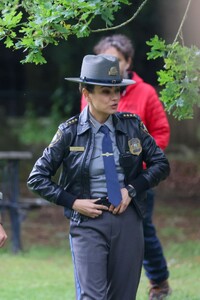 mila-kunis-at-a-police-officer-filming-knives-out-movie-in-epping-06-12-2024-4.jpg