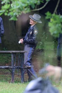 mila-kunis-at-a-police-officer-filming-knives-out-movie-in-epping-06-12-2024-6.jpg