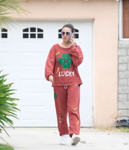 mila-kunis-dropping-by-a-friends-house-in-los-angeles-05-29-2024-1.jpg