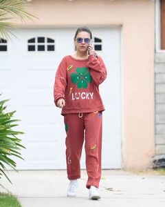 mila-kunis-dropping-by-a-friends-house-in-los-angeles-05-29-2024-2.jpg