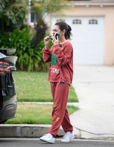 mila-kunis-dropping-by-a-friends-house-in-los-angeles-05-29-2024-4.jpg